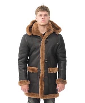 Een opvallend stuk dat uitblinkt in een even luxueuze uitstraling als comfortniveau. Deze duffelcoat is gemaakt van dubbelzijdige schapenvacht van de hoogste kwaliteit, afgewerkt met ultrazacht nappa voor een strakke buitenkant en is gevoerd met dikke schapenvacht die ongeëvenaard is in het bieden van warmte en comfort vanwege het natuurlijke vermogen om lichaamswarmte vast te houden. De voering is ook op verschillende punten van de jas zichtbaar voor een unieke, uitbundige look, inclusief de sluiting met traditionele koordjes en bij de zakken en manchetten. Bij deze jas is ook een brede afneembare capuchon van schapenvacht geïntroduceerd, die met trekkoorden kan worden vastgemaakt om een ​​pasvorm te bieden die het beste bij uw voorkeur en comfort past. • Gemaakt van hoogwaardige dubbelzijdige schapenvacht • Dikke schapenvachtvoering staat bekend om het bieden van warmte en comfort • Deze jas is langer en heeft een afneembare capuchon voor extra warmte • Uitgerust met zowel een YKK-ritssluiting als een knevelsluiting.