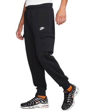 Nike Heren Sportswear Club Fleece Cargo Broek. - . Gemaakt van zachte geborstelde stof, comfortabel om de hele dag te dragen. - . De stof is geborsteld aan de achterkant voor een ultrazacht en glad gevoel. - . Veilige opberging Laadzakken aan elke kant zorgen voor voldoende, veilige opberging. - . Manchetten creëren een atletische look geïnspireerd op joggers. - . Een elastische tailleband met trekkoord zorgt voor verstelbaar comfort.