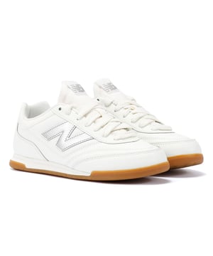 Lage leren sneakers met het iconische N-logo en een verstevigde schuimtong voor extra comfort. Afgewerkt met een duurzame rubberen zool voor uitstekende tractie.