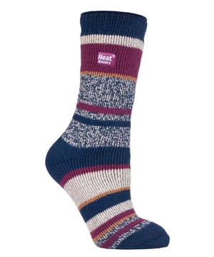 Sie haben eine mittlere Wadenhöhe und sind ideal für das Tragen in Stiefeln und Gummistiefeln geeignet und halten Ihre Füße garantiert warm. Wir haben diese in drei anderen Farben, bitte sehen Sie sie in unserem Ebay-Shop. Nur die Originale sind gut! Wenn die Temperaturen sinken, ziehen Sie dieses Paar Damen Heat Holder Thermosocken an und genießen Sie die extreme Wärme, die diese klobigen Socken bieten. Die ultimativen Thermosocken, diese Heat Holders haben einen massiven Tog-Wert von 2,34, der Ihre Füße mit dem speziell entwickelten, extra schweren Garn vollständig isoliert. Die Innenseite jeder Socke wurde intensiv gebürstet, wodurch sie sich sensationell weich anfühlt und gleichzeitig mehr warme Luft nahe an der Haut hält, wodurch die Füße länger warm bleiben. Dank der langflorigen Polsterung halten diese Socken die Füße nicht nur warm, sondern auch geschützt und gestützt.