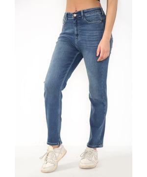 MYT Magic shaping jeans voor dames om er stijlvol uit te zien en toch comfortabel te zijn. Binnenbeenlengte 28 inch. Magische vormtechnologie maakt je buik plat en lift je billen voor een flatterende look. Vormgevende figuurnaden bieden een extra lift, terwijl een gap-proof tailleband je een geweldige pasvorm geeft. Hoge taille, ritssluiting met knoop. De denim is gemaakt van een mix van zacht, ademend katoen met extra stretch voor comfort. Klassieke pasvorm van heup tot zoom.