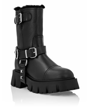 met studs  Geef je stijl een bikertintje met de leren laars in een nieuw jasje van Philipp Plein. Bekijk de eigenaardige verwerking en ontdek meer.    Hertenleer   Harnas en enkelband met studs en gespen   Rubberen lugzool voor maximale grip   Schapenvacht voering   Geweven label op voetbed