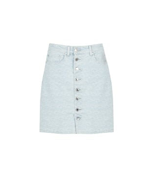 La falda vaquera es un clásico que nunca pasa de moda. Hecha de denim de alta calidad, garantiza durabilidad y comodidad para el uso diario. Combina perfectamente tanto con camisetas casuales como con blusas elegantes, añadiendo un toque de desenfado y libertad al conjunto.

Cuenta con cierre de botones, lo que le añade un carácter único y facilita tanto ponerla como quitarla. Los botones han sido cuidadosamente seleccionados para armonizar con el conjunto, creando una apariencia cohesiva y estilosa. Son los detalles los que hacen que la falda no solo sea funcional, sino también a la moda.

Los bolsillos traseros y delanteros son un añadido práctico que permite guardar pequeños objetos como llaves o un teléfono. También son un excelente elemento decorativo que le da a la falda un aspecto casual, pero al mismo tiempo elegante.

Un detalle de marca en la parte trasera es un sutil pero efectivo acento que resalta la alta calidad y exclusividad del producto. Es un pequeño elemento que dice mucho acerca de tu sentido del estilo y atención al detalle.

El material con logo garantiza autenticidad y originalidad. El logo discretamente colocado en la tela habla del prestigio de la marca y le añade a la falda un carácter especial. La elección perfecta para quienes valoran la moda y la calidad.