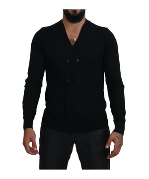 Cárdigan 100% auténtico de Dolce & Gabbana  
Elaborado en lujoso cachemira  
Cierre clásico de botones  
Color negro atemporal  
Detalles de logo  
Hecho en Italia  
Material: 100% cachemira  
Perfecto para hombres elegantes
