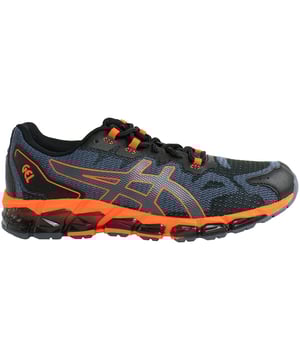 Asics Gel-Quantum 360 6 Zapatillas para Hombre – una fusión perfecta de tecnología avanzada, comodidad y estilo para el corredor masculino dedicado. Diseñadas por Asics, estas zapatillas incorporan características de vanguardia para mejorar tu experiencia de carrera. Estas son las características clave del Gel-Quantum 360 6:

Amortiguación de Gel de 360 Grados: El Gel-Quantum 360 6 está equipado con la tecnología de amortiguación Gel, la cual proporciona absorción de impactos de 360 grados. Esta característica innovadora garantiza una comodidad óptima al minimizar el impacto en tus articulaciones, permitiéndote disfrutar de una carrera suave y cómoda.

Construcción del Superior FluidFit: La construcción del superior FluidFit se adapta a las contornos de tu pie, brindando un ajuste personalizado y similar al de un guante. Este diseño sin costuras mejora la flexibilidad, comodidad y transpirabilidad, asegurando un ambiente ceñido pero ventilado durante tus carreras.

Tecnología Trusstic System: La tecnología Trusstic System reduce el peso de la unidad de la suela mientras mantiene la integridad estructural. Esto contribuye a la estabilidad general del calzado, apoyando tu pie durante toda la zancada de carrera.

Plantilla Ortholite X-40: La plantilla Ortholite X-40 agrega una capa extra de amortiguación y gestión de la humedad. Esta característica mejora la comodidad y ayuda a mantener tus pies frescos y secos, garantizando una sensación de frescura durante tus carreras.

Sistema de Guiado de Impacto (IGS): El IGS de Asics mejora la marcha natural de tu pie, facilitando una transición suave desde el golpe del talón hasta el despegue de los dedos. Este sistema optimiza tu eficiencia de carrera y rendimiento general.

Suela AHAR+ para Durabilidad: La suela AHAR+ (caucho de alta abrasión Asics) proporciona una durabilidad y tracción excepcionales. Diseñada para diversas superficies, ofrece un agarre confiable, asegurando confianza y estabilidad durante tus carreras.