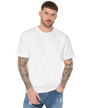 Wir präsentieren das Enzo Oversized T-Shirt mit Lockerer Passform. Dieses vielseitige Stück vereint Komfort mit einem modernen, entspannten Stil. Mit einem klassischen Rundhalsausschnitt und einer lässigen Oversize-Passform ist es perfekt für den Alltag. Das herausragende Detail ist das gummierte Logo-Abzeichen auf der Vorderseite, das einen subtilen, aber stilvollen Akzent setzt. Gefertigt aus weichem, atmungsaktivem Stoff.