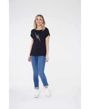 Esta camiseta elástica tiene un gran drapeado, un tacto suave y rápidamente se convertirá en una nueva favorita. Tiene mangas cortas con dobladillo, un favorecedor escote redondo y un diseño de rayo adornado con tachuelas. Su silueta de ajuste fácil significa que puede ser metida dentro de unos jeans, llevada de forma casual con faldas o vestida por la noche con tus leggings de PU favoritos.

95% Viscosa, 5% Elastano

Lavado a máquina a 30°