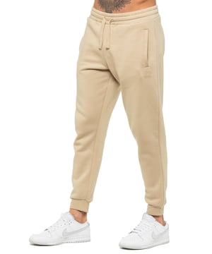 Enzo Herren Jogginghose mit normaler Passform. Elastischer Bund mit verstellbarem Kordelzug. Mit 2 seitlichen Schlitztaschen und einer Gesäßtasche. Knöchel mit Bündchen. Mit EZ-Logo.