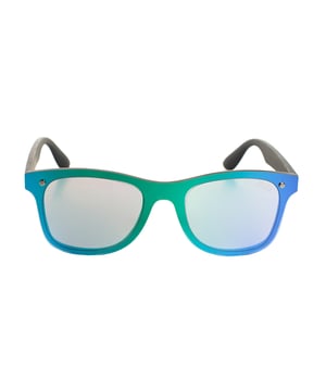 Must Have unisex zonnebril met vierkant ontwerp en polycarbonaat montuur, perfect voor een eigentijdse en functionele stijl.

 Uitgerust met UV 400-beschermende lenzen blokkeren ze 100% van de UVA- en UVB-stralen en bieden ze betrouwbare bescherming in zonnige omgevingen.

 De vierkante vorm zorgt voor een moderne en veelzijdige touch die past bij elke stijl.

 Het Must Have-logo is gegraveerd op de veren en op een van de lenzen, voor een authentiek detail.

 Ze worden geleverd met een zacht reinigingsdoekje om je lenzen brandschoon te houden en een beschermhoesje om ze veilig in op te bergen.

 Deze bril past perfect bij elke look en is ideaal voor wie op zoek is naar bescherming en stijl in één.
 Afmetingen: Lenshoogte: 47 mm, Lensbreedte: 57 mm, Brug: 10 mm, Tempels: 144 mm
 Samenstelling: Polycarbonaat
 Onderhoud:
- Alleen wassen met water of, indien nodig, een milde zeep.
 - Droog met een zachte doek om krassen te voorkomen.
 - Vermijd contact met ruwe oppervlakken of schurende vloeistoffen.