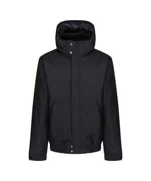 Material: 100% Polyester. Innenfutter: Vlies. Gewebe: Hydrafort. Muster: Einfarbig. D-Ring, Sturmklappe, verschweißte Nähte. Manschette: Verstellbar, Haken und Schlaufenband. Ausschnitt: Hoher Halsausschnitt. Ärmel-Typ: Langärmelig. Kapuzen-Merkmale: Angewachsene Kapuze, wegrollbar. Taschen: 1 Innentasche, 2 untere Taschen, Reißverschluss. Verschlüsse: D-Ring, Reißverschluss. Wasserdichte Bewertung: 5000mm. Saum: Gummizug. Denier: 300D.