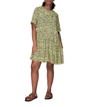 Brighten up any wardrobe with the Buttercup Dress, featuring an enchanting floral print in a cheery yellow/multi palette. Crafted with a sustainable blend of 55% Cupro and 45% Viscose LENZING™ ECOVERO™, this charming jumper dress offers both comfort and eco-conscious style. The perfect addition for those sunny days out or playful gatherings.