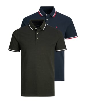 Poloshirt met de typische kraag en knoopsluiting met 3 knopen. De kraag en mouwen vallen op door de contrasterende strepen. Er zit een klein label op de borst.