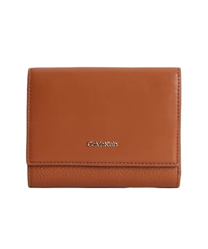 Portemonnaie Calvin Klein Original Multi-Volets für Damen Cognac Synthetik. Authentisches Reisegepäck der Marke Calvin Klein - Streetwear/Sportswear-Design von Calvin Klein - Calvin Klein für Damen, perfekt für den Alltag - Das cognacfarbene Portemonnaie von Calvin Klein lässt sich ideal mit Ihrer Garderobe kombinieren - Bequemes synthetisches Material - klassisch - Original Multi-Volets -