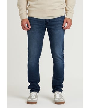 De Crown Jake is een tapered fit jeans, dit betekent dat deze wijder is aan de bovenbenen en strakker bij de kuit en enkels. Door de katoen-elastaan mix heeft deze jeans stretch in zowel de taille, enkels als de stof zelf. De jeans hoort over de enkels en op de schoen te vallen.  Details Deze 5-pocket jeans is voorzien van kenmerkende CHASIN’ details op de zijkant van het rechter bovenbeen, coinpocket, leather patch en de achterzakken. De gulp is voorzien van een knoopsluiting.  Specs  Tapered fit Stretch 5-pocket CHASIN’ Details Valt over de enkels (op de schoen) Knoopsluiting