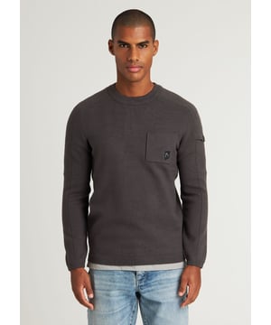 Passform & Material Der Oscar Round ist ein bequemer Regular-Fit-Sweatshirt aus einer Viskose-Polyester-Mischung, die diesem Pullover ein weiches Gefühl und viel Stretch verleiht.  Details Dieser Pullover hat einen runden Halsausschnitt, elastische Bänder um die Taille und Bündchen und eine Brusttasche. Zusätzlich ist der Pullover mit den charakteristischen CHASIN'-Details versehen.  Spezifikationen Regular Fit Viel Stretch Elastische Bänder Weiches Gefühl Brusttasche CHASIN’-Details