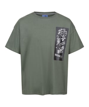 100% Baumwolle. Gewebe: Coolweave, Trikot. Design: Blumen, Grafikdruck, Logo, bedruckt, Aufschrift. GSM (Gramm pro Quadratmeter): 160. Rundhalsausschnitt, gerippt. Kurzärmlig. Nachhaltigkeit: nachhaltige Materialien.