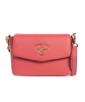 U.S. Polo Assn. Stanford Flap Crossbody - Stralend Roze

Voeg een levendige knal kleur toe aan je outfit met de Stanford Flap Crossbody in stralend roze van U.S. Polo Assn. Deze opvallende schoudertas biedt de perfecte balans tussen stijl en veelzijdigheid, waardoor hij ideaal is voor elke gelegenheid.

Het chique ontwerp combineert moeiteloos met casual jeans en een T-shirt of verheft een jurk voor een meer verfijnde look. Voor werk of vrije tijd, deze tas is een stijlvolle metgezel voor al je behoeften.

Kenmerken:

Materiaal: Duurzaam PU voor een slanke, duurzame afwerking.
Afmetingen: B22 x H8 x D15,5 cm, compact en praktisch voor alledaagse benodigdheden.
Voeg een vleugje kleur toe aan je accessoirecollectie met deze modieuze crossbodytas!
