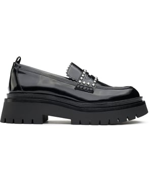 ¡Sé el centro de atención con los mocasines Queen Mask de Pepe Jeans London, un modelo que combina el estilo clásico con el estilo moderno! Estos elegantes zapatos de plataforma presentan una parte superior de poliuretano negro elegante con una tira con tachuelas metálicas llamativas. La suela de goma, elevada 4,6 cm, garantiza la comodidad, mientras que los detalles en zigzag y la lengüeta trasera con el logotipo de Pepe Jeans añaden sofisticación vanguardista. ¡Perfectos para el espíritu vanguardista!
