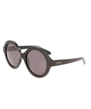Gafas de sol LNV634S con montura de acetato.

Forma y diseño:
- Estas gafas Lanvin tienen una silueta redonda.

Material de la montura:
- La montura de estas gafas está fabricada en acetato, un material plástico.
- El acetato proporciona durabilidad, flexibilidad y un acabado liso a la montura.

Patillas de acetato:
- Las patillas también están hechas de acetato, a juego con el material de la montura.
- El acetato en las patillas las hace livianas y cómodas de llevar.

Detalles de la marca:
- Grabado de la marca Lanvin en las patillas.
- Estos elementos de diseño ayudan a identificar claramente el modelo como parte de la colección de gafas Lanvin.

Lentes:
- Los lentes son de alta calidad.
- Estos lentes proporcionan una excelente protección UV y una visión nítida y clara.
 Medidas: Ancho lente: 54 mm. Puente: 21 mm. Patillas: 140 mm.
 Composición: Acetato
 Cuidados:
Utiliza un paño de microfibra suave y limpio para limpiar tus gafas de sol. Este tipo de paño no rayará los lentes.
Evita usar productos de limpieza abrasivos, detergentes, alcohol o acetona, ya que pueden dañar los lentes y los tratamientos antirrefleja