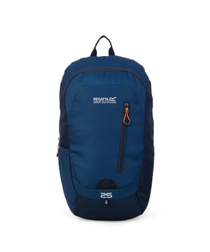 Materiaal: Polyester. Denier: 600D. Capaciteit: 25L. Zakken: Fles, 1 voorzak. Compartimenten: 1 Hoofdcompartiment. Geschikt voor: 16in Laptop. Verstelbare sternumband, Air Mesh rug, handgreep, gewatteerd, gewatteerde verstelbare schouderbanden, ritstrekkers. Stoftechnologie: Duurzaam, waterafstotend. Ontwerp: Logo, Reflecterend detail. Bevestiging: Ritssluiting.