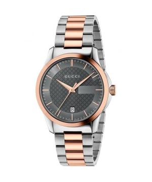Elegant statement horloge, dit Gucci Timeless herenhorloge heeft een tweekleurige band met zwarte wijzerplaat en heeft een diameter van 40 mm, alle items worden geleverd met een officiële Gucci-doos.