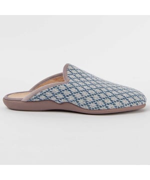 Hecho en España. Zapatilla de casa para mujer. Calce cómodo. Fabricada en materiales veganos. Fabricado por otras marcas para nuestra marca.