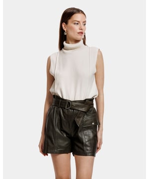 Hoog uitgesneden leren short in safarilook met een metalen gesp en plooien aan de voorkant. Deze short heeft een normale pasvorm.