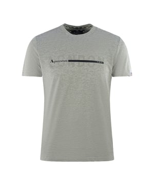 Camiseta gris con logo dividido de Aquascutum London 1851. Experimente la artesanía premium con esta camiseta gris con logo "1851" de Aquascutum. Con el icónico logotipo de la marca, es una pieza esencial para cualquier guardarropa: ¡invierte hoy en lujo clásico! Logotipo de Londres dividido en el pecho con la marca impresa. 100% algodón, ajuste regular, se ajusta a la talla real. Camiseta con cuello redondo, insignia de la bandera británica en la manga izquierda, camiseta gris. Código de estilo: T00423 94