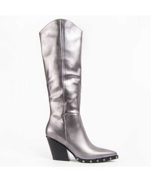 Bota de tacón para mujer. Calce cómodo. Plantilla acolchada de piel natural. Fabricado por otras marcas para nuestra marca. Medidas aproximadas: 8 cm de tacón, 35 cm alto de caña y 12 cm de ancho de caña.