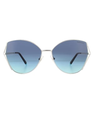 Las gafas de sol Tiffany TF3072 60019S Silver Tiffany Blue Gradient son un precioso diseño de mariposa adornado con el distintivo diseño de hojas de trigo de Tiffany en los bordes exteriores de la montura. Las finas patillas metálicas llevan grabado el logotipo de Tiffany and CO y la punta en azul Tiffany.