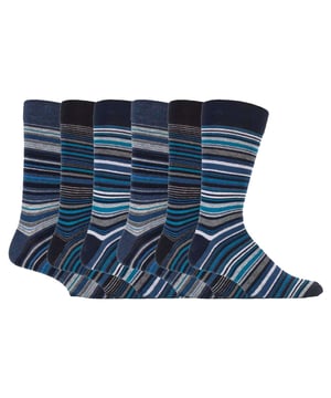 Sommigen zeggen dat gestreepte sokken het bovenkantpunt zijn van voetmode voor mannen... maar wat is een stijlvol paar voeten waard als ze comfortabel zijn ? Met onze eigen sokken van het merk Sock Snob krijgen je voeten het plezier om tegelijkertijd trendy en comfortabel te zijn dankzij de slimme creatieve technologieën van Sock Snob. Er zijn 3 redenen waarom je voeten het hele jaar door comfortabel kunnen zijn in onze sokken. Ten eerste is er een ontwerp in honingraatstijl aan de bovenkant van de sok geplaatst om drukpunten en vernauwingsringen rond de benen te verminderen, zo geweldig voor degenen die alledaagse sokken nodig hebben om de bloedsomloop te bevorderen. We hebben ook een hoog katoengehalte van 80% in onze merksokken, die je voeten de hele dag in een natuurlijke zachtheid omringen. 80% katoen betekent ook een hoog vochtafvoerend vermogen en temperatuurregeling, waardoor je voeten warm blijven in de winter en koel in de zomer. Er zijn ook 7 moderne stijlen om uit te kiezen, 5 gestreepte stijlen genoemd naar iconische steden met nog eens 2 stijlen in effen zwart en zwart, marineblauw en grijs. Deze sokken zijn machinewasbaar en worden geleverd in een verpakking van 6 paar.