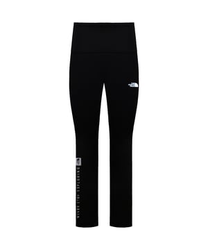 Erweitern Sie Ihre Activewear-Kollektion mit den schwarzen The North Face Performance Damen-Leggings. Diese Leggings bieten maximalen Komfort und hohe Leistung und eignen sich perfekt für eine Vielzahl von Aktivitäten – vom intensiven Training bis zum entspannten Entspannen. Wichtige Eigenschaften: Hochleistungsmaterial: Diese Leggings aus fortschrittlichem, feuchtigkeitsableitendem Material leitet Schweiß effizient ab und hält Sie während des Trainings trocken und komfortabel. Das Material bietet zudem hervorragende Atmungsaktivität und sorgt so für zusätzlichen Tragekomfort. Elastischer Bund: Der breite, elastische Bund sorgt für einen sicheren und bequemen Sitz. Der Bund verhindert ein Verrutschen der Leggings, bietet zusätzlichen Halt und verhindert ein Verrutschen bei Bewegungen. Bequeme Passform: Das 4-Wege-Stretchmaterial bietet optimale Flexibilität und Bewegungsfreiheit. Das körperbetonte Design passt sich Ihrem Körper an, ohne einzuengen – ideal für intensive Aktivitäten. Robuste Konstruktion: Diese Leggings aus hochwertigen Materialien sind für regelmäßiges Tragen und häufiges Waschen konzipiert. Sie behalten ihre Form, Elastizität und Farbe über lange Zeit und sorgen so für langanhaltende Leistung. Praktische Tasche: In der kleinen, unauffälligen Tasche können wichtige Dinge wie Schlüssel oder Karten sicher verstaut werden. Die Tasche sorgt für Funktionalität, ohne das elegante Design der Leggings zu beeinträchtigen. Atmungsaktiv und leicht: Die Leggings sind leicht und atmungsaktiv und eignen sich daher für eine Vielzahl von Aktivitäten wie Laufen, Yoga, Fitnesstraining und mehr. Werten Sie Ihre Sportbekleidung mit den schwarzen Performance-Leggings für Damen von The North Face auf – hier trifft Funktionalität auf Style. Diese Leggings wurden speziell für Ihren aktiven Lebensstil entwickelt und bieten Komfort, Strapazierfähigkeit und modernes Design. So können Sie Ihre Leistung steigern und dabei gut aussehen.