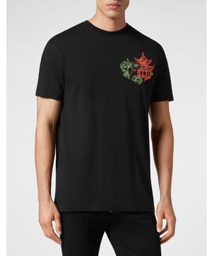 Entdecken Sie die Originalität dieses T-Shirts aus Baumwolljersey mit kurzen Ärmeln, das mit besonderen Mustern verziert ist.   Baumwolljersey   Stickerei im asiatischen Stil auf der Vorder- und Rückseite   Strasssteinaufdruck der Marke auf dem Rücken   PP-Sechseck auf einem aufgenähten Aufnäher aus Saffianleder auf der linken Brust   Rippenstrick am Halsausschnitt   Zwei-Nadel-Nähte