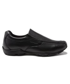 Envíalos de regreso a la escuela con estilo con los zapatos Elijah de Hush puppies. Estos zapatos de cuero negro fáciles de poner son perfectos para el patio de recreo con su estilo elegante y su resistente suela de goma.