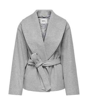 Der Only Damen-Kurzmantel ist die perfekte Verbindung aus müheloser Eleganz und modernem Design. Dieser offen getragene Mantel mit breitem Reverskragen setzt ein stilvolles Statement, das jedes Outfit aufwertet. Der Taillengürtel unterstreicht deine Figur und verleiht dem Kurzmantel eine feminine Silhouette, während der regular Fit für einen angenehmen Tragekomfort sorgt.  Seitliche Eingrifftaschen bieten nicht nur Funktionalität, sondern runden den Look lässig ab. Hergestellt aus hochwertigen Materialien, umhüllt dich dieser Mantel mit einer Mischung aus Komfort und Raffinesse - ideal für elegante Auftritte an kühlen Tagen.