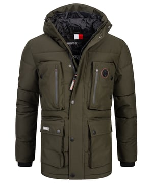 Angeboten wird eine sehr warme Herren Outdoor Winter Jacke mit Kapuze, der Marke "Geographical Norway". Die Jacke ist in drei Farben Khaki, Navy, Schwarz und den Größen S bis 3XL erhältlich.