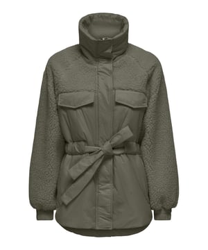 Diese Übergangsjacke kombiniert funktionalen Chic mit gemütlichen Details. Der verdeckte Reißverschluss und die Knopfleiste an der Oberseite sorgen für einen stilvollen, klaren Look, während der hohe Kragen Sie warm hält. Pattentaschen auf Brusthöhe verleihen der Jacke eine praktische Note. Die elastischen Bündchen an den Handgelenken und in der Taille sorgen für eine schmeichelhafte Silhouette und erhöhen den Tragekomfort. Ein Bindegürtel akzentuiert die Taille zusätzlich und verleiht dem Design einen femininen Touch. Der besondere Materialmix mit kuscheligem Teddyfell an den Schultern und Ärmeln macht diese Jacke zu einem echten Hingucker. Ideal für kühle Tage, bietet sie nicht nur Wärme, sondern auch Stil auf hohem Niveau. Perfekt für die Übergangszeit!