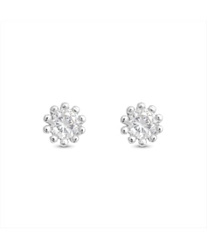 Sterling zilveren 925 shelat oorbellen met glanzende zirkonia en gerhodineerde afwerking. Delicate ontwerpen geven naam aan MOMENTS TO SHINE Classic. Sieraden die een krachtige delicatesse uitstralen met een iriserende glans zijn zorgvuldig ontworpen in Marquesita-slijpsel gecombineerd met zwarte en witte zirkonia's op 925 sterling zilver. Ze creëren een minimalistische sfeer waar elegantie vanaf straalt, geïnspireerd door de onbewuste muze van street style artiesten die geloven dat een vrouw zich kleedt om haar oren: laat het sieraad altijd het woord doen en kies het als uitgangspunt.  Verfijning en finesse hebben het gewonnen van het strakke en energieke in een afwerking die alleen geschikt is voor vrouwen die op zoek zijn naar een meer verfijnde touch: een (on)verwarrend stijlicoon.