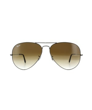 Ray-Ban Zonnebril Aviator 3025 Gunmetal Bruin Gradiënt 004/51 62mm werden oorspronkelijk ontworpen in 1936 voor Amerikaanse militaire piloten en sindsdien een van de meest iconische zonnebril-modellen ter wereld werden. Het tijdloze ontwerp wordt gekenmerkt door het dunne metaaldraadframe, grote traanvormige lenzen en fijne metalen tempels met siliconen tips en neuskussens voor een aangepaste en comfortabele pasvorm. Dit klassieke model is verkrijgbaar in verschillende maten en een scala aan kleur.