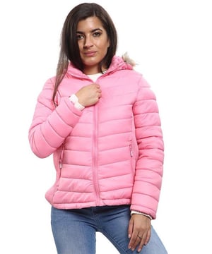 Presentamos la Chaqueta Puffer para Mujer de Kruze, una combinación perfecta de estilo, calidez y funcionalidad para el clima frío. Esta chaqueta ligera está diseñada con un cierre de cremallera completo para un uso fácil y cuenta con una capucha removible con lujoso ribete de piel sintética, que añade un toque de sofisticación a tu look de invierno. Detalles como los bolsillos laterales con cremallera brindan un almacenamiento seguro para tus esenciales, mientras que los paneles laterales elásticos y plisados ofrecen un ajuste flexible que se adapta a tus movimientos. Con su diseño versátil y materiales de primera calidad, esta chaqueta puffer te mantiene abrigada y con estilo en los días más fríos.