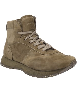 Mit dem Wissen aus 5 Generationen wählen wir Materialien und Funktionalitäten sorgsam aus. Für diesen Schuh verwenden wir weiches Velour-Leder. Die komfortable Schnürung gibt dem Fuß beim Gehen guten Halt. Die herausnehmbare Sohle kannst Du im Handumdrehen wechseln. Die Strobel-Fertigungsart ermöglicht ein sportives Laufgefühl wie bei Turnschuhen. Weite G ist für den normalen Fuß perfekt geeignet. Wo auch immer Du hingehst, geh Deinen Weg mit der Leichtigkeit des Adrian 02.