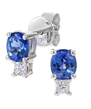 18K (750) witgoud: 2,4 gram; # Diamant: 0,1 ct; # Saffier: 0,95 ct