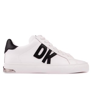 Con cordones. Da un paso adelante y aprovecha la última tendencia en zapatillas deportivas con las zapatillas deportivas súper blancas Abeni para mujer de DKNY. Minimalista en su diseño pero con un toque elegante con detalles intrincados y marca de diseñador. La zapatilla de corte fusiona a la perfección looks deportivos con la última moda.
