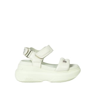 Estas sandalias de moda con suela gruesa son la elección perfecta para aquellos que valoran la comodidad y el estilo; su sólida suela amortiguadora asegura confort durante todo el día.

El cierre ajustable con velcro no solo garantiza un ajuste perfecto al pie, sino que también permite ponerse y quitarse las sandalias rápidamente y con facilidad, lo cual es extremadamente práctico en días calurosos.

En la parte delantera, hay un emblema de la marca característico con el logo de la empresa, que agrega elegancia a las sandalias y está sutilmente incorporado en su diseño, indicando la originalidad y el alto estatus de la marca.

La suela con logo no solo demuestra la autenticidad del producto, sino que también está diseñada de manera que asegure adherencia y seguridad en diversas superficies.

Hechas de material de alta calidad, estas sandalias son resistentes al desgaste y daños, lo que asegura su uso prolongado y mantiene su apariencia estética a lo largo de muchas temporadas.