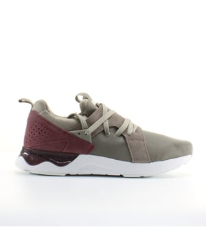 Cuando necesite una combinación de estilo y comodidad, no busque más que los zapatos Gel-Lyte® V SANZE. Esta versión de 2017 viene con una superposición de la parte superior de malla y de ante, asumiendo elementos de diseño que miran hacia atrás en la herencia de ASICS Tiger. Un estilo popular entre hombres y mujeres por igual, este clásico de ropa de calle presenta una amortiguación de gel visible, para absorber efectivamente el choque y protege los pies de los movimientos de alto impacto, perfecto para el uso diario.