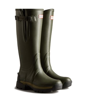 De Balmoral Side Adjustable laars heeft een Vibram zool, die meer comfort en schokdemping biedt, terwijl de schoenplaatjes in meerdere richtingen zijn ontworpen voor grip en het loslaten van modder.