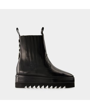 Kleuren: ZWART - ZWART. Materiaal: glad kalfsleer. Materiaal zool: rubber. Glad kalfsleer. Sluiting: eenvoudig aan te trekken. Tipvorm: spitse punt.