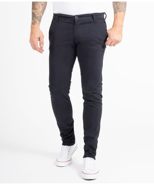 Die Chino Hosen von Indumentum eignen sich ganz ausgezeichnet für legere CasualLooks. Sie bieten eine angenehme Passform und sehen dabei auch noch richtig lässig aus. Beim gemütlichen Stadtbummel, beim Familienausflug oder in der Uni leisten die komfortablen Hosen gute Dienste. Darüber hinaus zeichnen sich die Chinos von Indumentum durch eine erstklassige Verarbeitung und eine hohe Qualität aus.