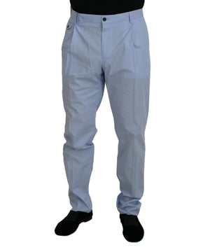 Marca: Dolce & Gabbana  
Condición: Nuevo con etiquetas  
Estilo: Pantalones chinos  
Ajuste: Corte ajustado  
Color: Azul claro  
Bolsillos: Dos bolsillos delanteros y dos traseros  
Cierre: Cremallera  
Detalles: Detalles del logo  
Origen: Hecho en Italia  
Material: 97% algodón 3% elastano  