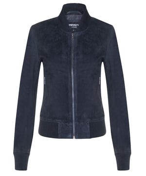 Presentamos nuestra chaqueta universitaria MA-1 de piel de ante de cabra para mujer, una combinación perfecta de estilo deportivo y sofisticado. Fabricada con piel de ante de cabra suave y flexible, esta chaqueta ofrece una textura lujosa y aterciopelada que la distingue. Esto es lo que la convierte en una pieza destacada en tu armario: Piel de ante de cabra flexible: la construcción de piel de ante de cabra suave y flexible proporciona una sensación lujosa y cómoda, lo que la convierte en una excelente opción tanto para el estilo como para la comodidad. Bolsillos funcionales en la cintura: dos bolsillos exteriores en la cintura ofrecen opciones de almacenamiento convenientes para tus elementos esenciales, combinando funcionalidad con moda. Detalles de punto acanalado: el cuello, los puños y el dobladillo de punto acanalado le dan a la chaqueta un aspecto clásico de chaqueta universitaria al tiempo que garantizan una mayor comodidad y un ajuste ceñido. Opciones de color de moda: disponible en dos colores de moda, esta chaqueta permite opciones de estilo versátiles, lo que la hace adecuada para varios atuendos y ocasiones. Cremalleras YKK duraderas: las cremalleras YKK utilizadas en la chaqueta garantizan durabilidad y funcionalidad suave, lo que se suma a la calidad general y la longevidad de la prenda. La chaqueta universitaria MA-1 de cuero de gamuza de cabra para mujer combina sin esfuerzo estilo, comodidad y atractivo atemporal, lo que la convierte en una pieza destacada que complementa su sentido único de la moda y agrega un toque de lujo a su colección.